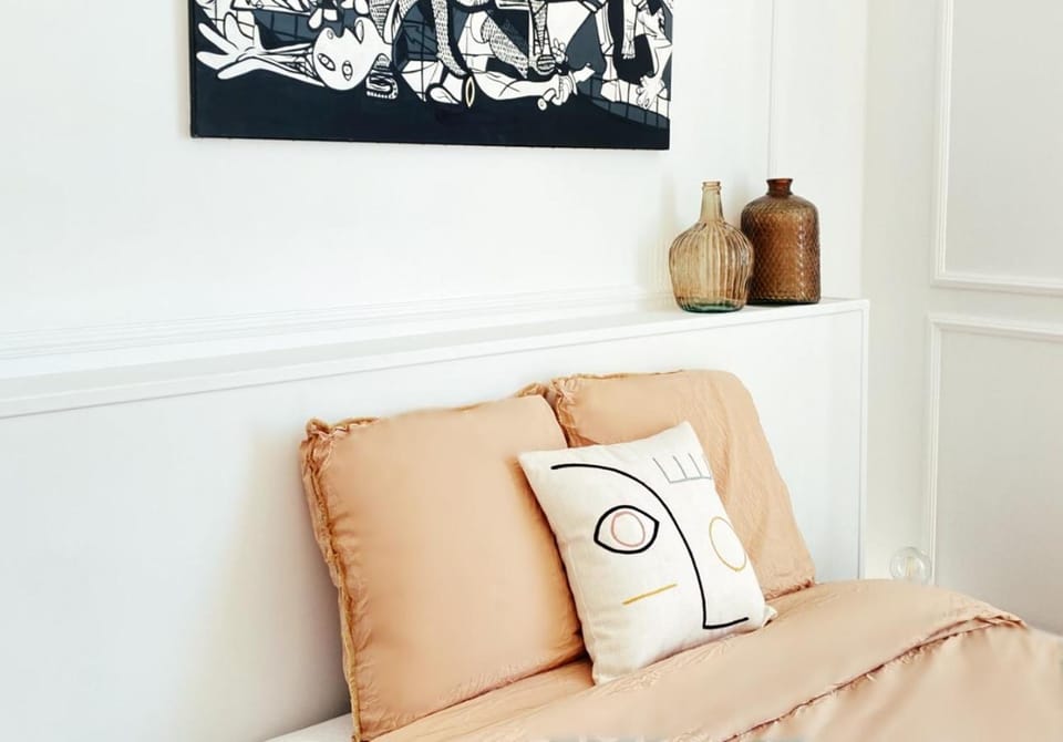 Bed, Photo of the whole room, Decorative detail, Bedroom