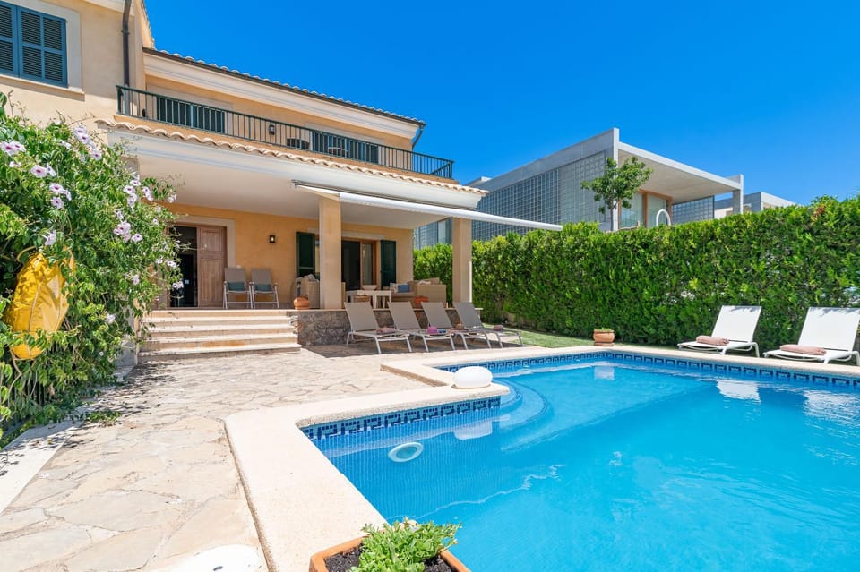 Property building, Patio, Day, Garden, Garden view, Pool view, Swimming pool, sunbed