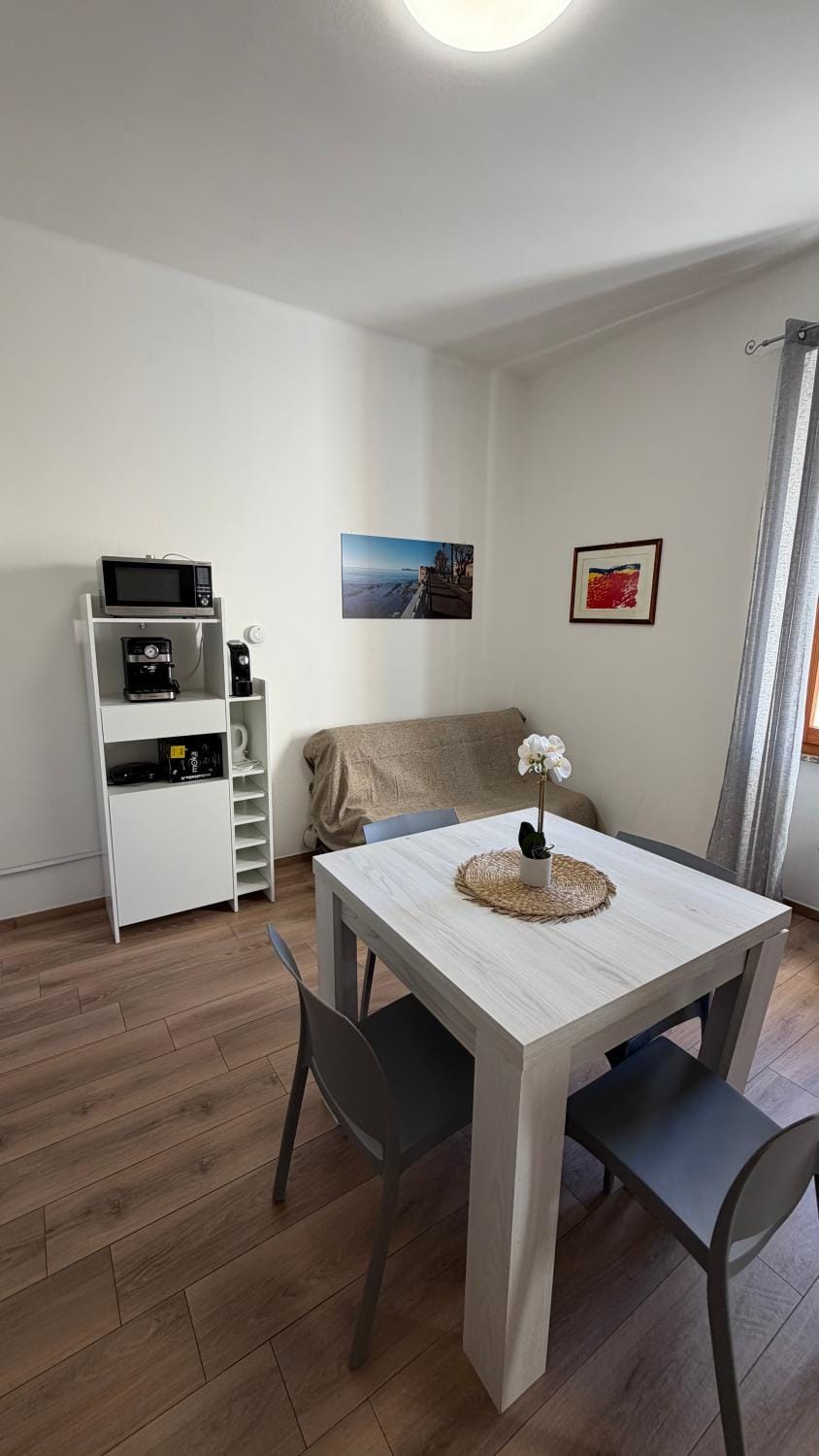 Dining area, minibar