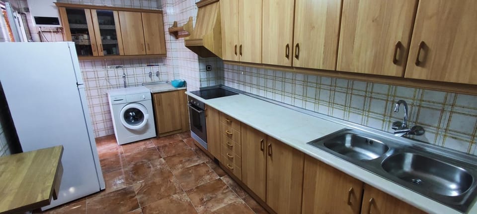 Kitchen or kitchenette, pet friendly, stove, washing machine