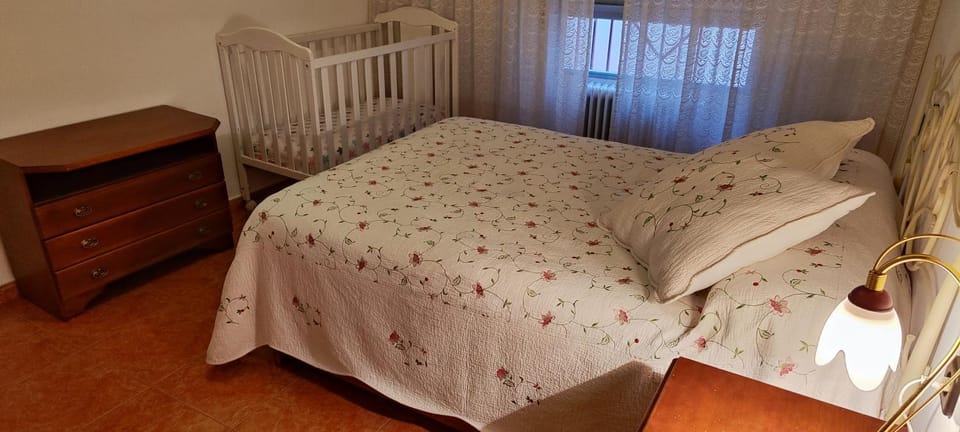 Bedroom, cot