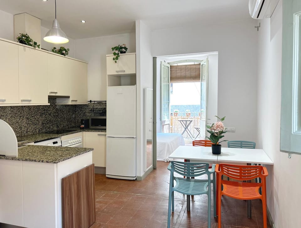 Kitchen or kitchenette, Dining area, minibar, stove