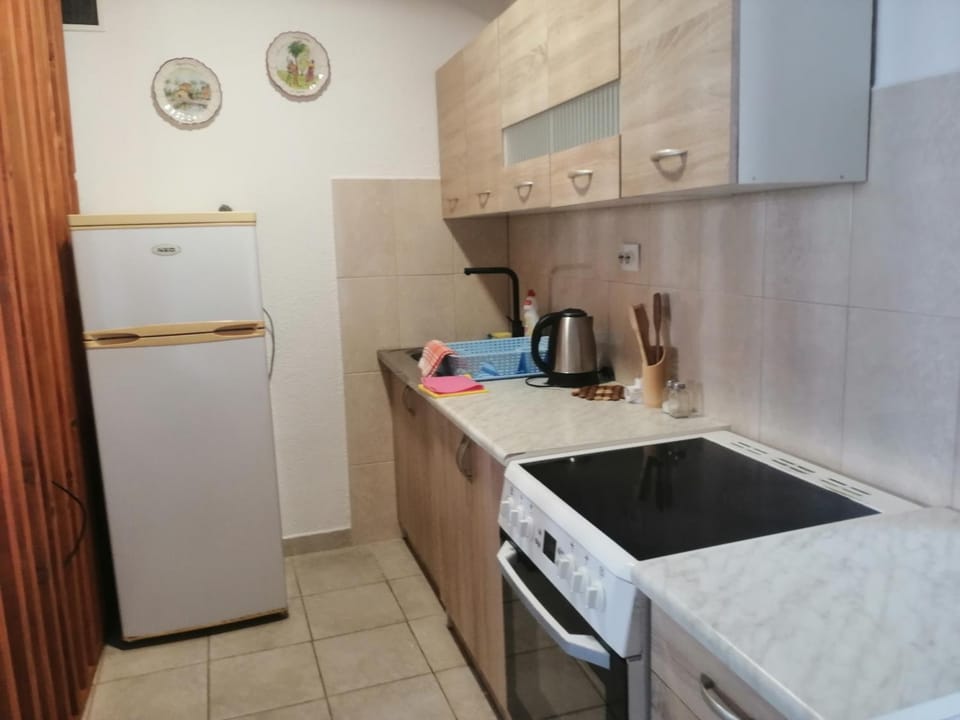 Coffee/tea facilities, oven, stove