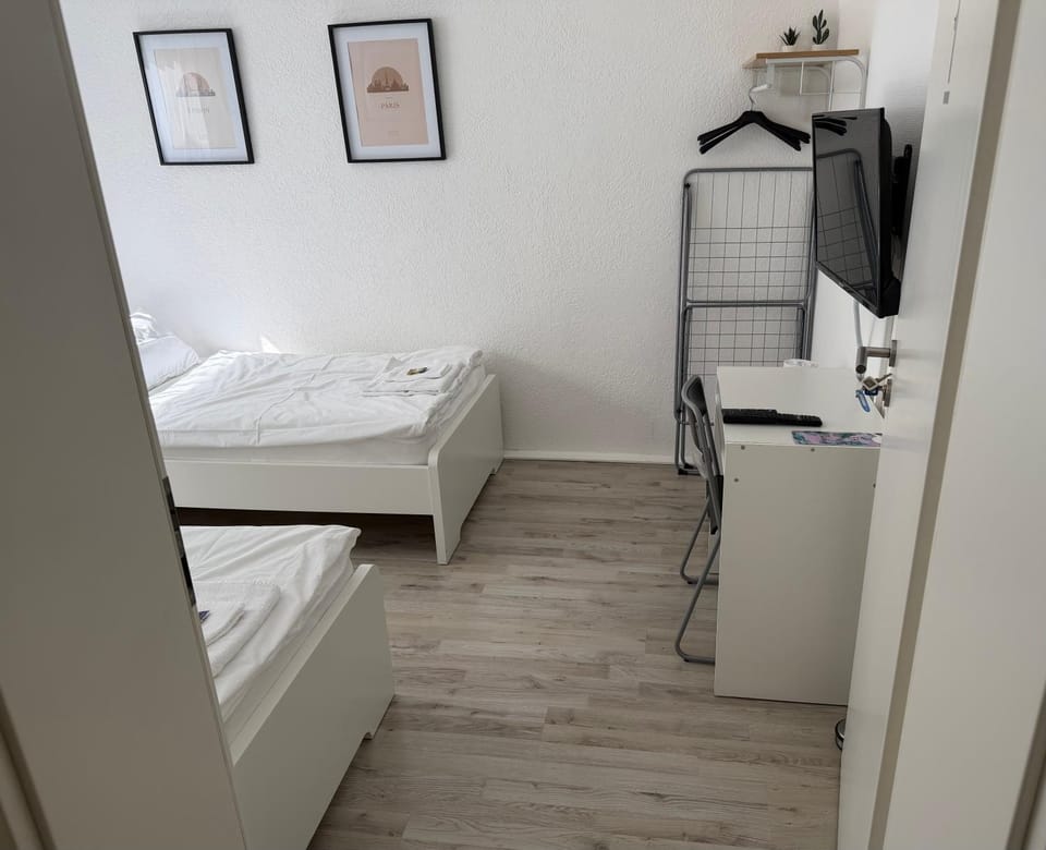 Bed, TV and multimedia, Photo of the whole room, Bedroom