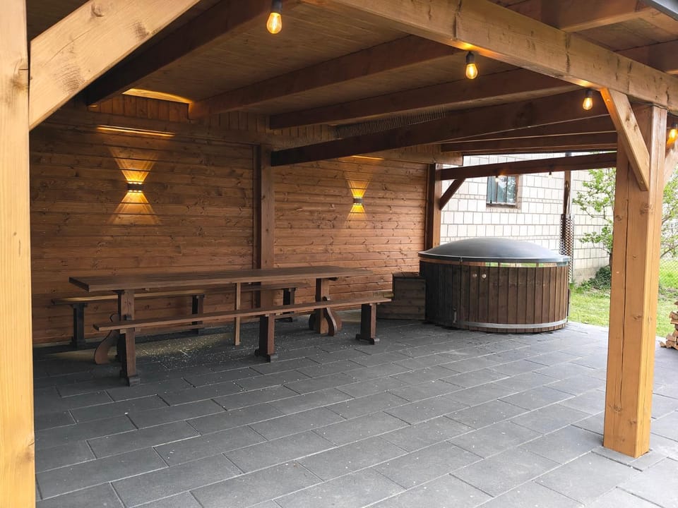 Hot Tub, Seating area