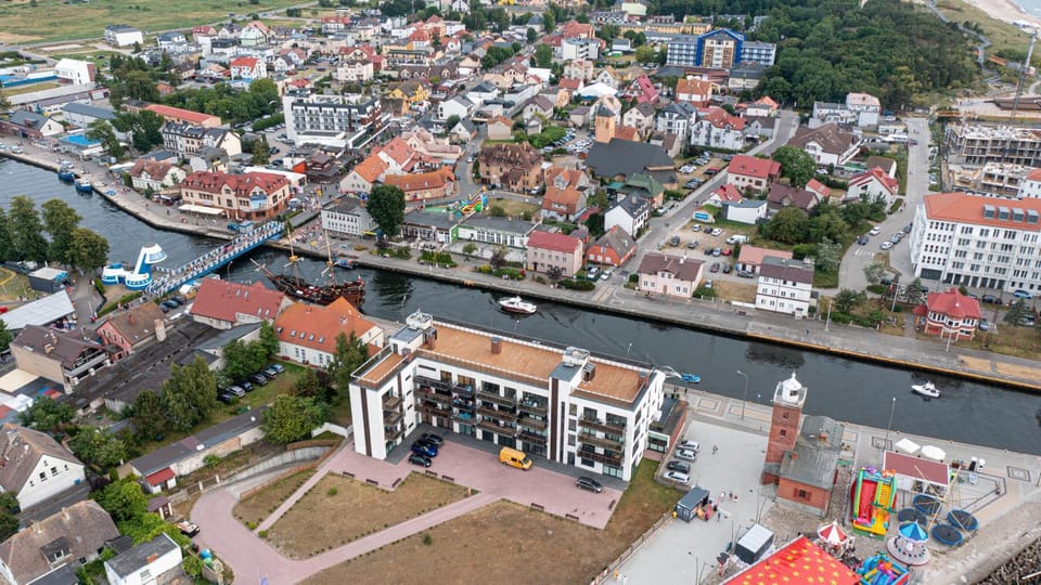 Property building, Neighbourhood, Bird's eye view, Sea view, Street view, Location