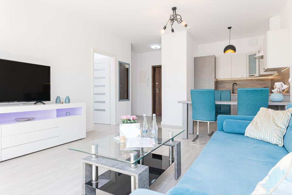 TV and multimedia, Kitchen or kitchenette, Living room, Seating area, Dining area