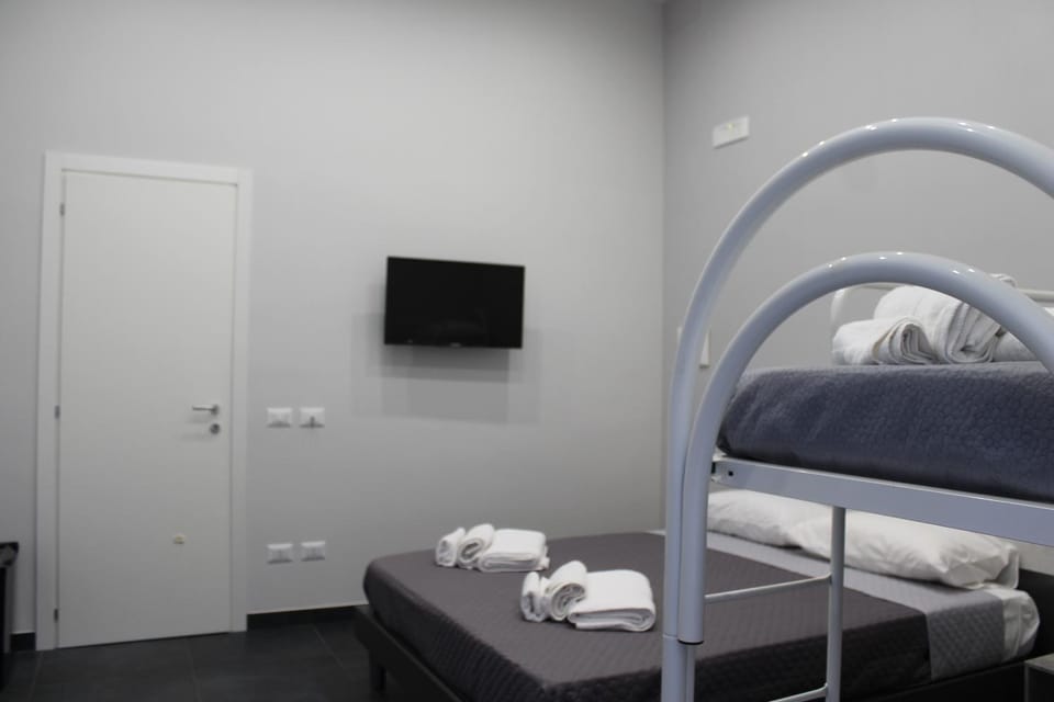 Bed, TV and multimedia, Bedroom, towels