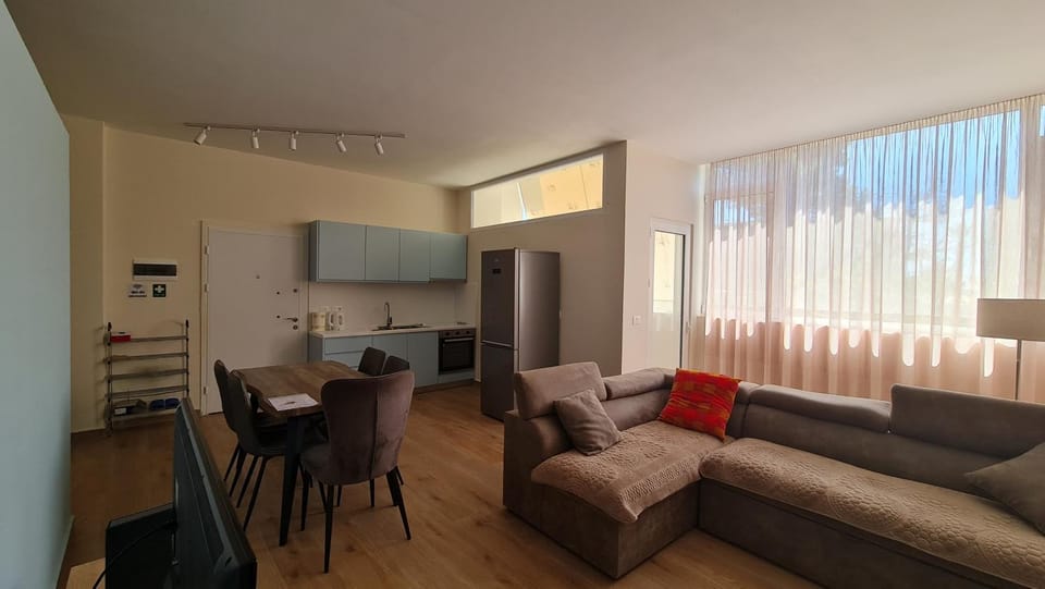 TV and multimedia, Kitchen or kitchenette, Living room, Photo of the whole room, Dining area