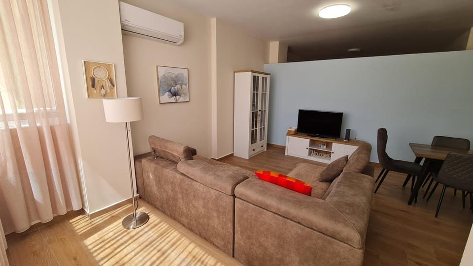 Communal lounge/ TV room, Seating area, Evening entertainment, air conditioner