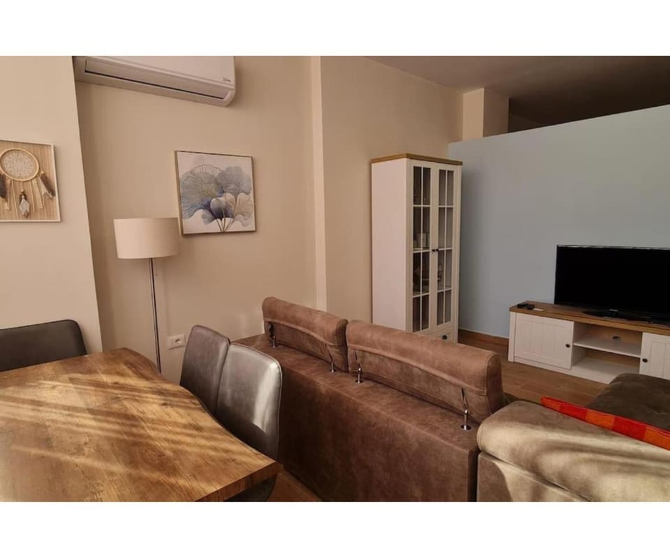 TV and multimedia, Seating area, air conditioner