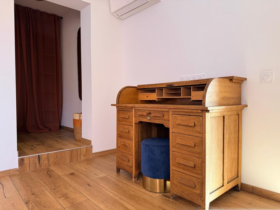 Seating area, Bedroom