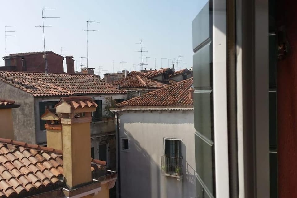 Vicinissimo a Piazza San Marco Silenzioso con Vista sui Campanili Apartment in Venice