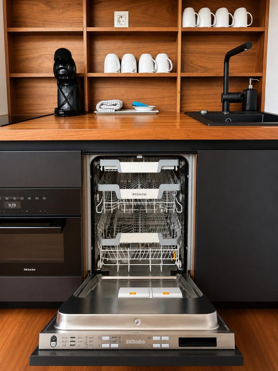 Coffee/tea facilities, dishwasher, oven, stove