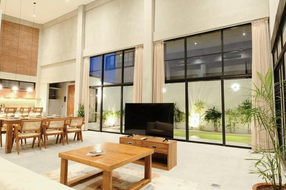 TV and multimedia, Living room, Seating area, Dining area