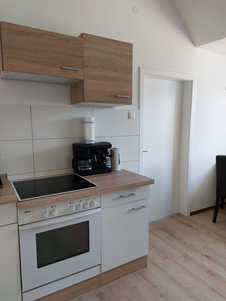 Coffee/tea facilities, Kitchen or kitchenette, stove