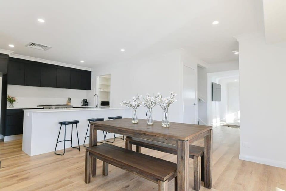 Getaway on Curran - CBD Escape, EV Plug, Firepit House in Orange