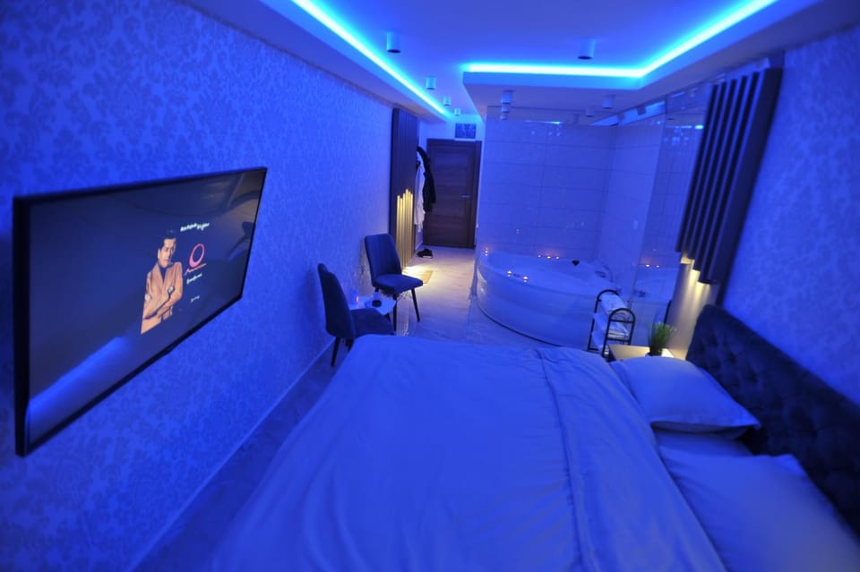 Communal lounge/ TV room, Bed, Hot Spring Bath, TV and multimedia, Photo of the whole room, Evening entertainment, Bedroom