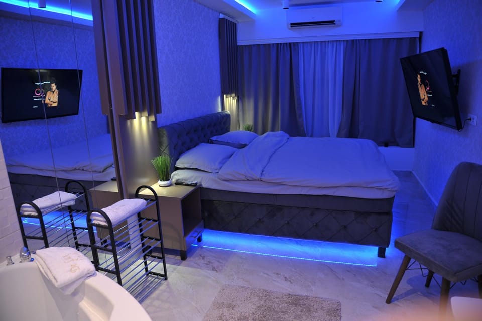 Communal lounge/ TV room, Bed, TV and multimedia, Living room, Photo of the whole room, Seating area, Evening entertainment, Bedroom, air conditioner