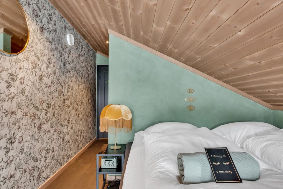 Bed, Bedroom, towels