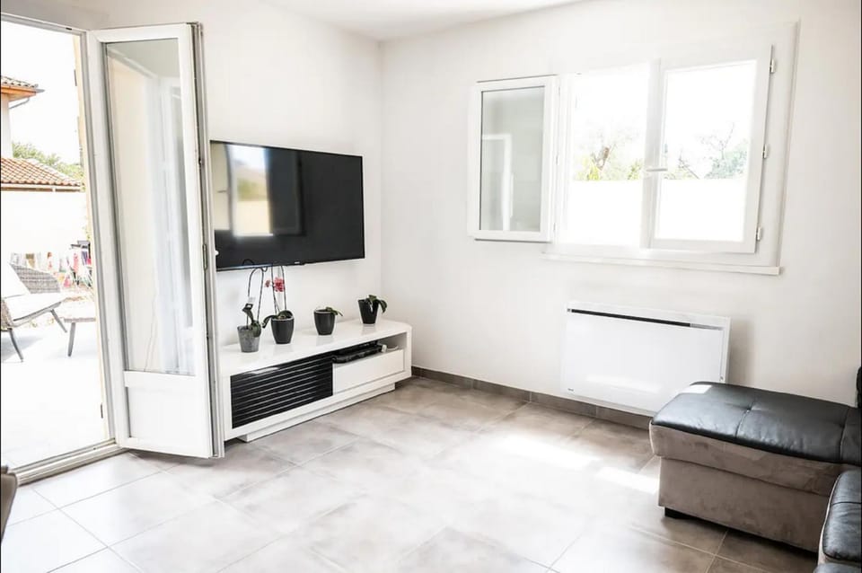 Communal lounge/ TV room, TV and multimedia, Living room, Seating area