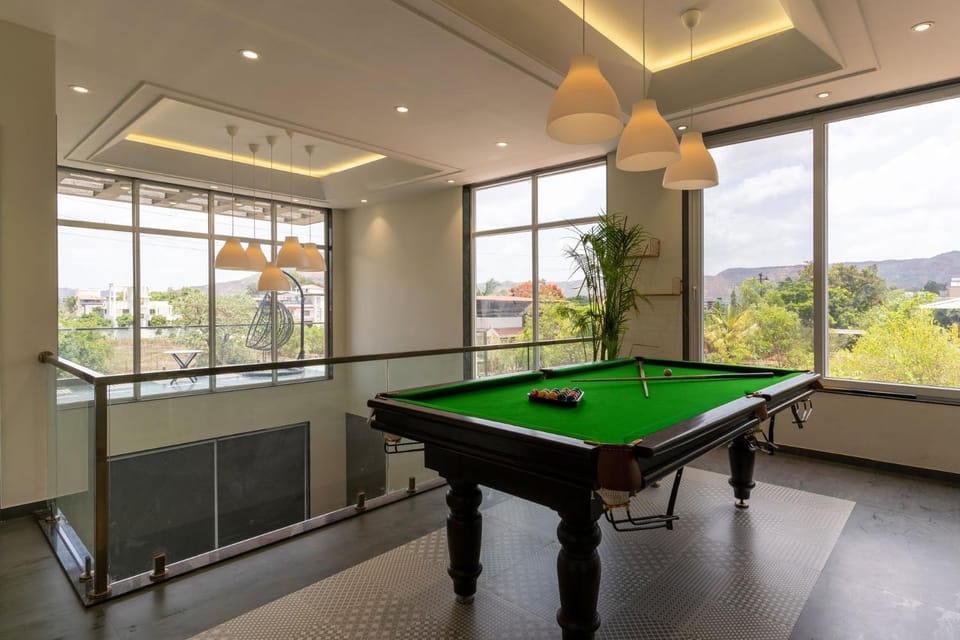 Billiard, Game Room
