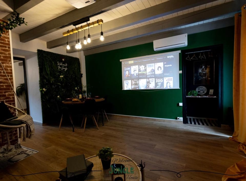 MAISON "Jungle House" 90 m2 BILLARD, RÉTROPROJECTEUR, BAR À JEUX , VINYLE, WIFI FIBRE, idéal PRO & FAMILLE à Montbrison House in Auvergne-Rhône-Alpes