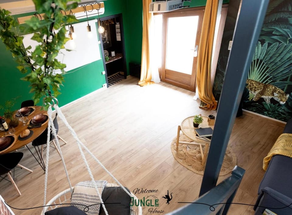 MAISON "Jungle House" 90 m2 BILLARD, RÉTROPROJECTEUR, BAR À JEUX , VINYLE, WIFI FIBRE, idéal PRO & FAMILLE à Montbrison House in Auvergne-Rhône-Alpes