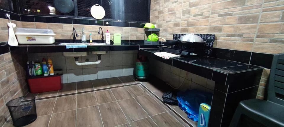 Kitchen or kitchenette, dishwasher, stove