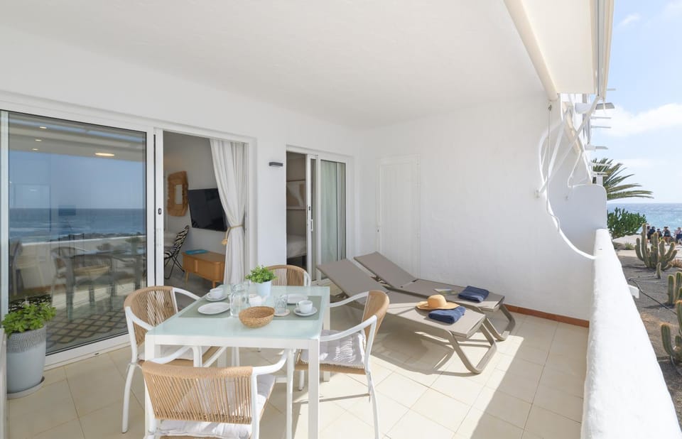 Balcony/Terrace, Living room, Seating area, sunbed, air conditioner