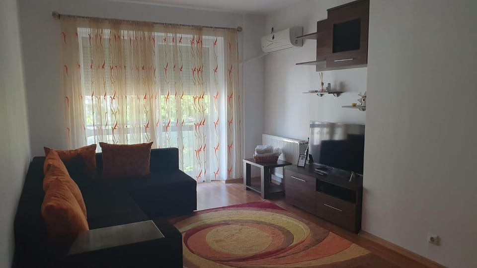 TV and multimedia, Living room, Seating area, air conditioner