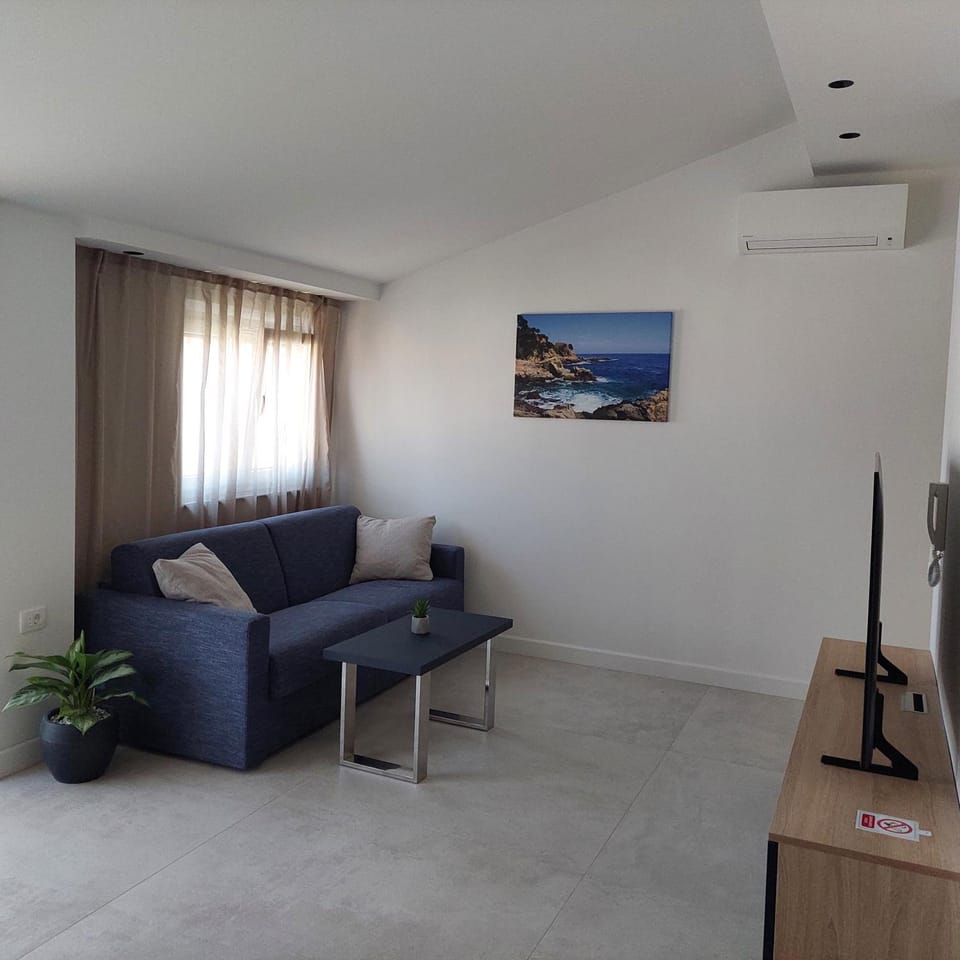 TV and multimedia, Living room, Seating area, air conditioner
