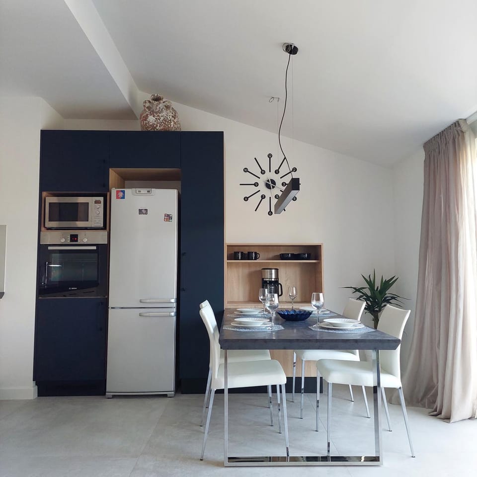 Kitchen or kitchenette, Dining area, minibar, pet friendly