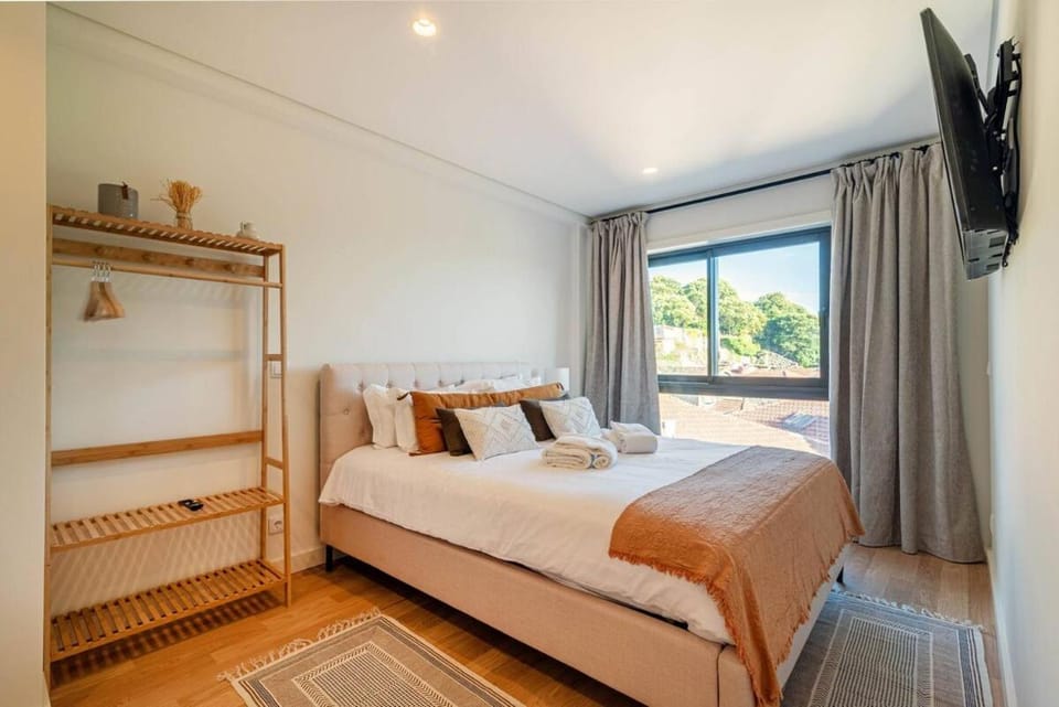 Bed, TV and multimedia, Bedroom, towels
