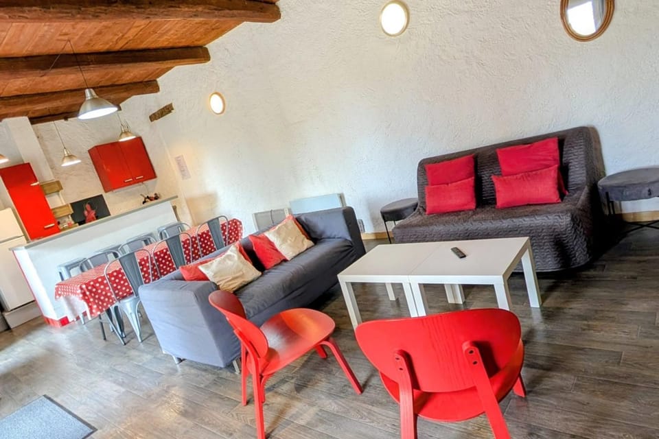 TV and multimedia, Kitchen or kitchenette, Living room, Seating area, Dining area