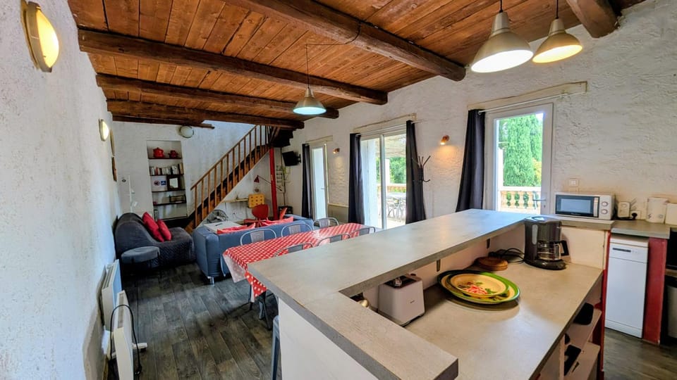 Coffee/tea facilities, Kitchen or kitchenette, Living room, Seating area, Dining area, microwave, oven, stove, toaster, kitchen