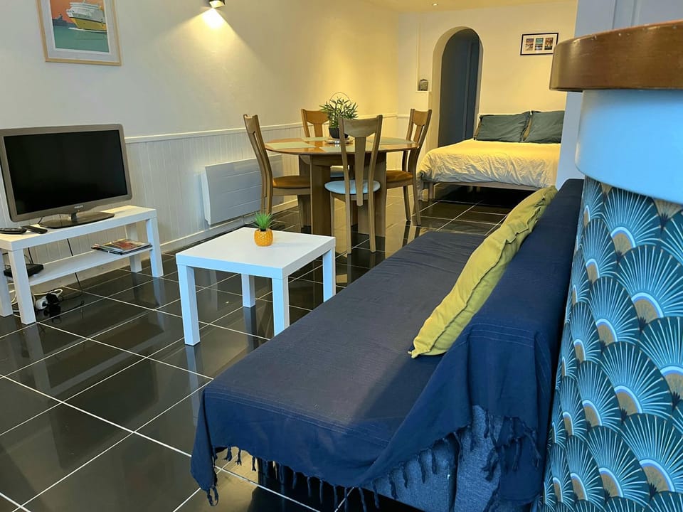 TV and multimedia, Seating area, Dining area