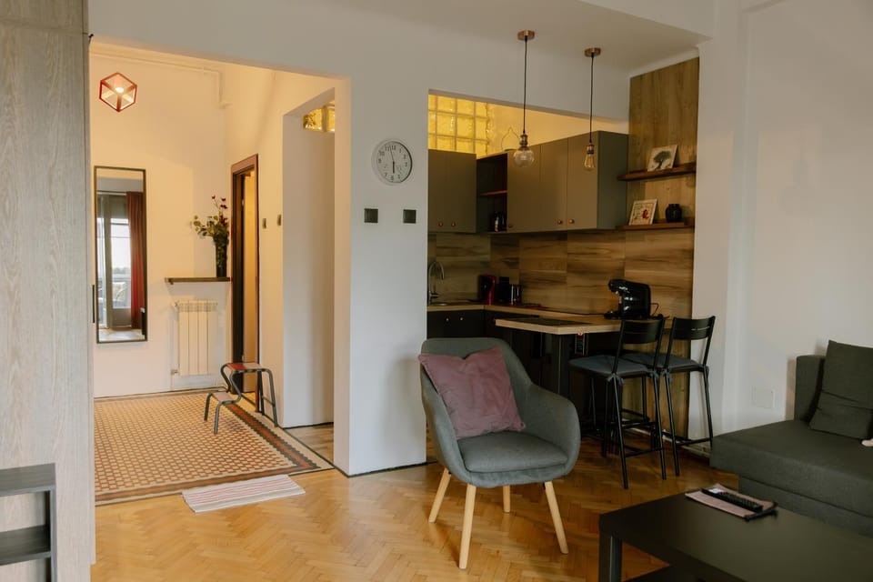 Kitchen or kitchenette, Seating area, stove