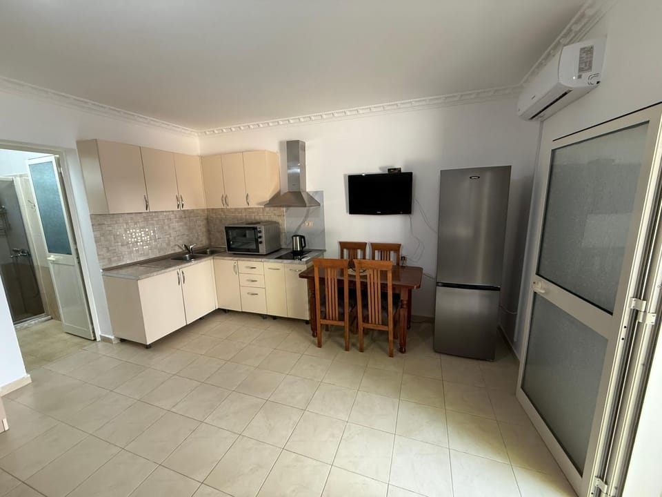 TV and multimedia, Kitchen or kitchenette, Dining area, oven, stove