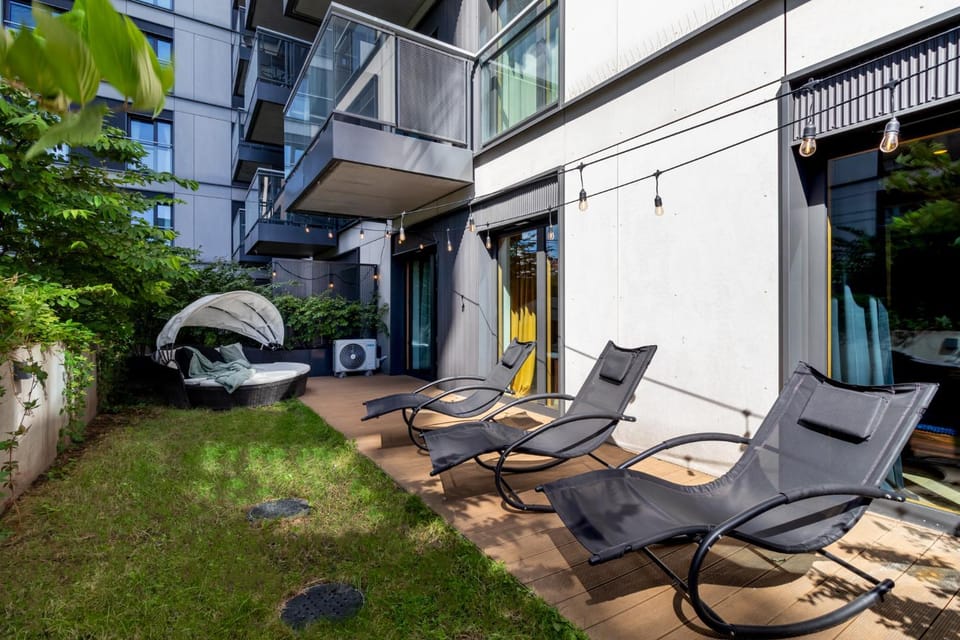 Property building, Patio, Spring, Day, Garden, Living room, Seating area, Garden view, sunbed