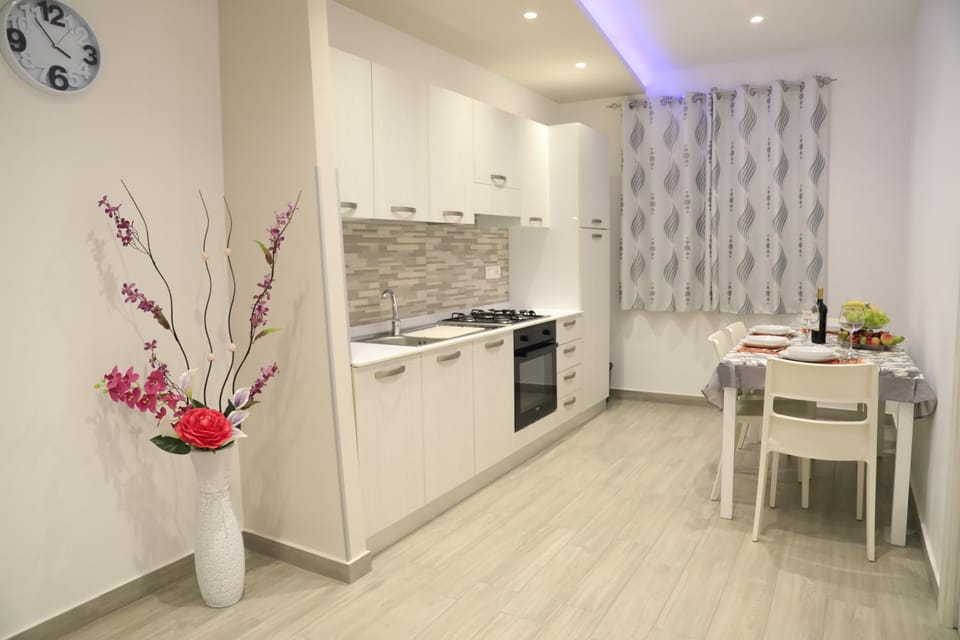Kitchen or kitchenette, Dining area, pet friendly, stove