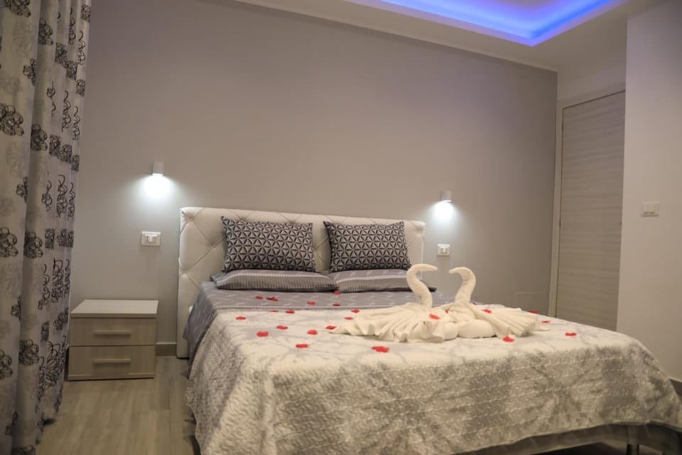 Bed, Photo of the whole room, Bedroom, towels