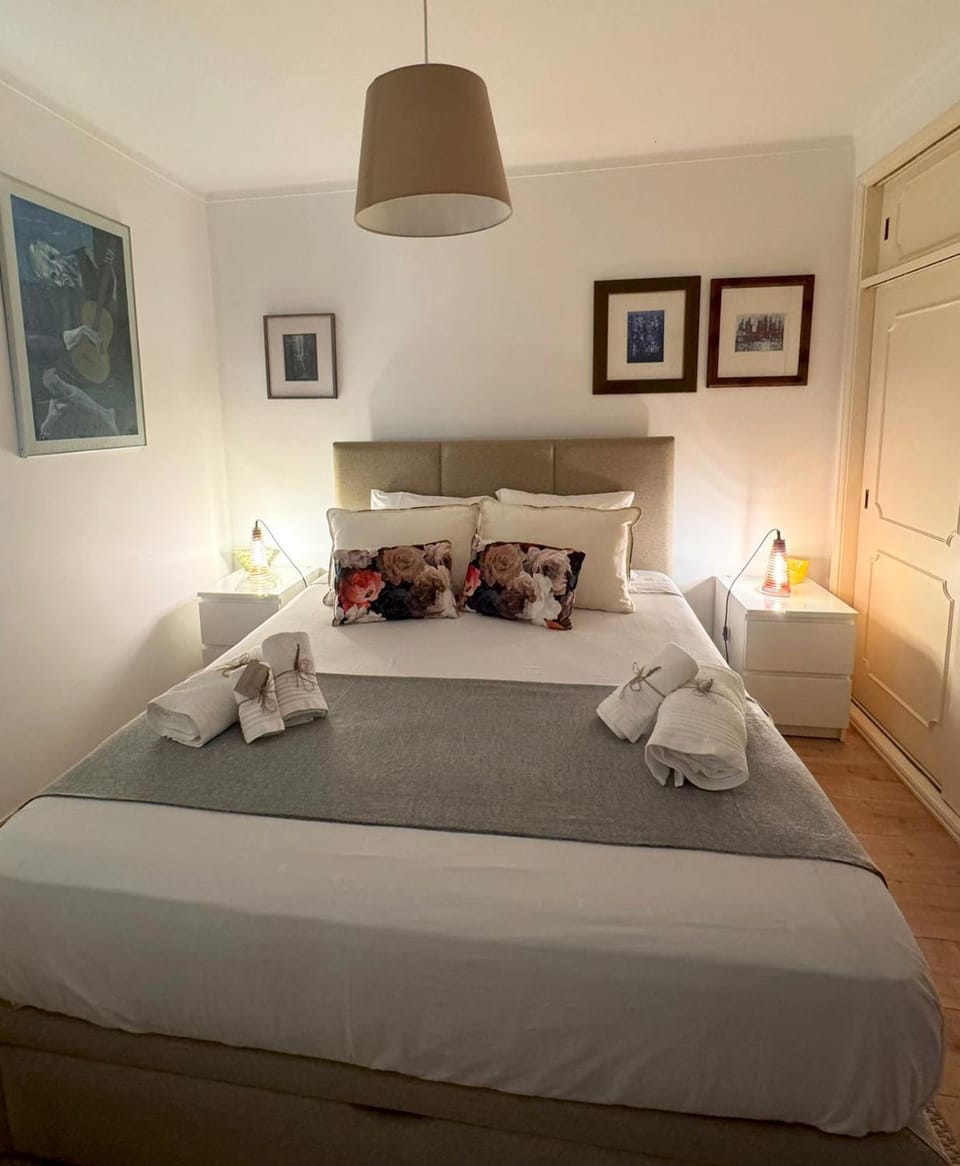 Bedroom, towels