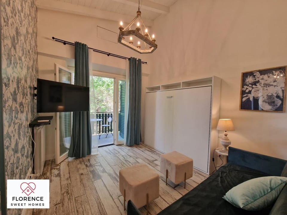Communal lounge/ TV room, Bed, TV and multimedia, Living room, Photo of the whole room, Seating area, Evening entertainment, Bedroom, internet