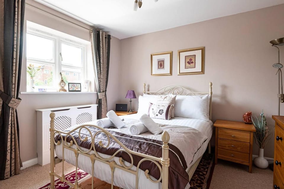 4 Bedroom Town House with Parking House in Shrewsbury