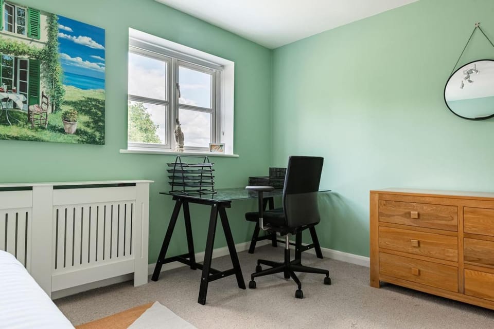 4 Bedroom Town House with Parking House in Shrewsbury
