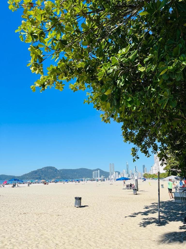 Avenida Atlântica, beira mar, pé na areia Apartment in Camboriú