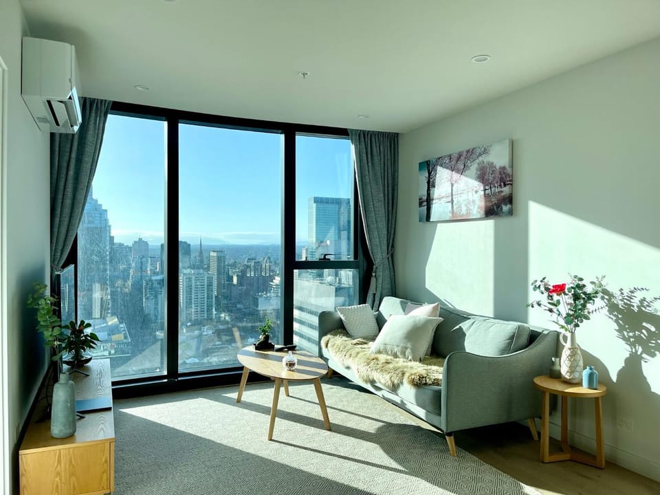 Communal lounge/ TV room, TV and multimedia, Living room, Seating area, Evening entertainment, City view