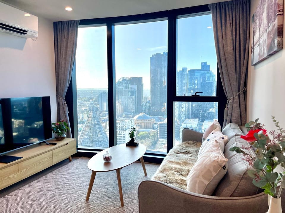 Communal lounge/ TV room, TV and multimedia, Living room, Seating area, Evening entertainment, City view, air conditioner