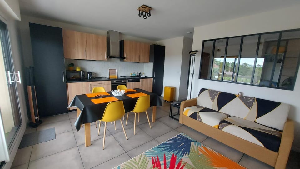 Kitchen or kitchenette, Living room, Seating area, Dining area, oven, stove